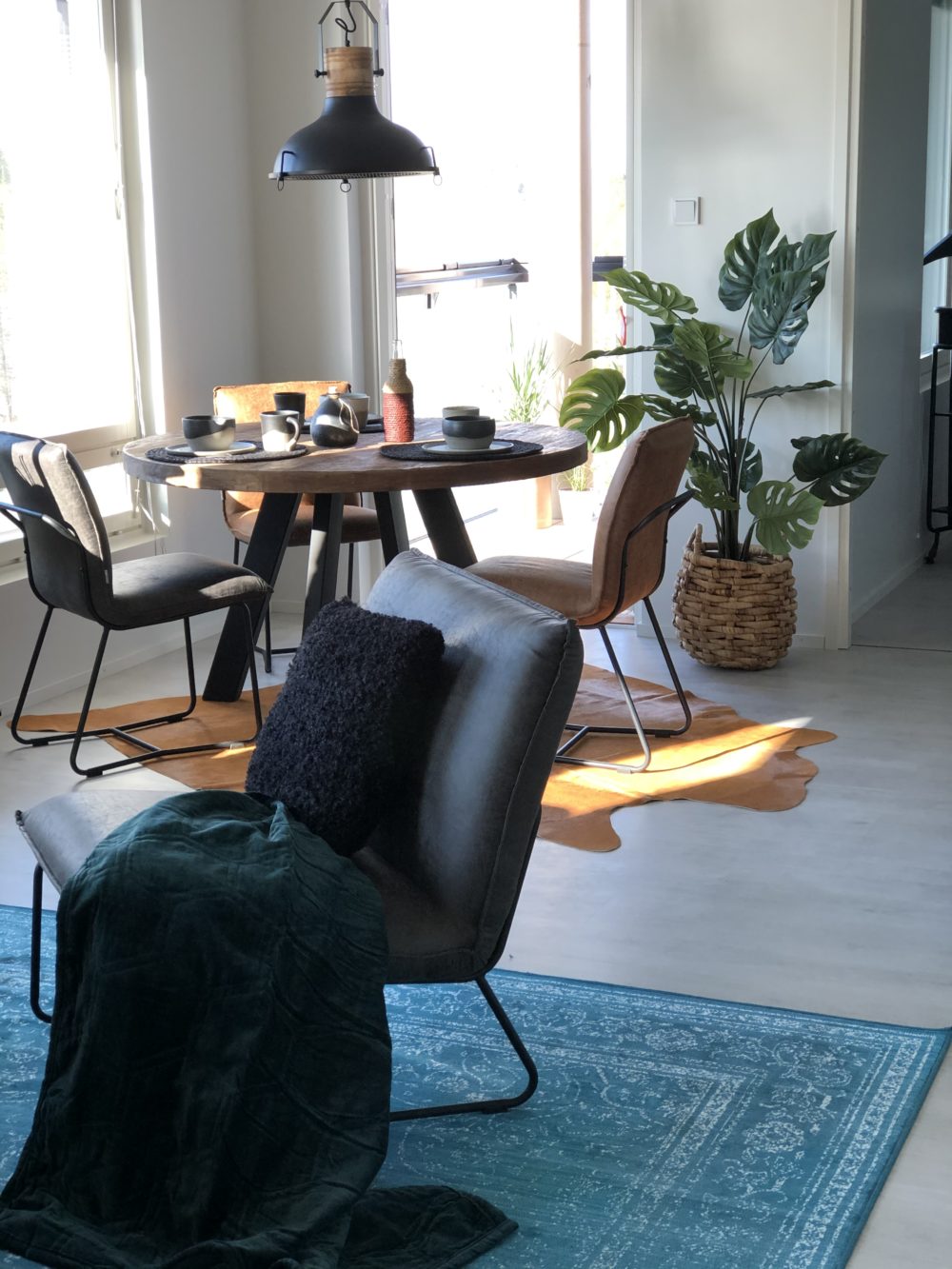 Snugg Timeless pyöreä ruokapöytä_ Delaware tuolit