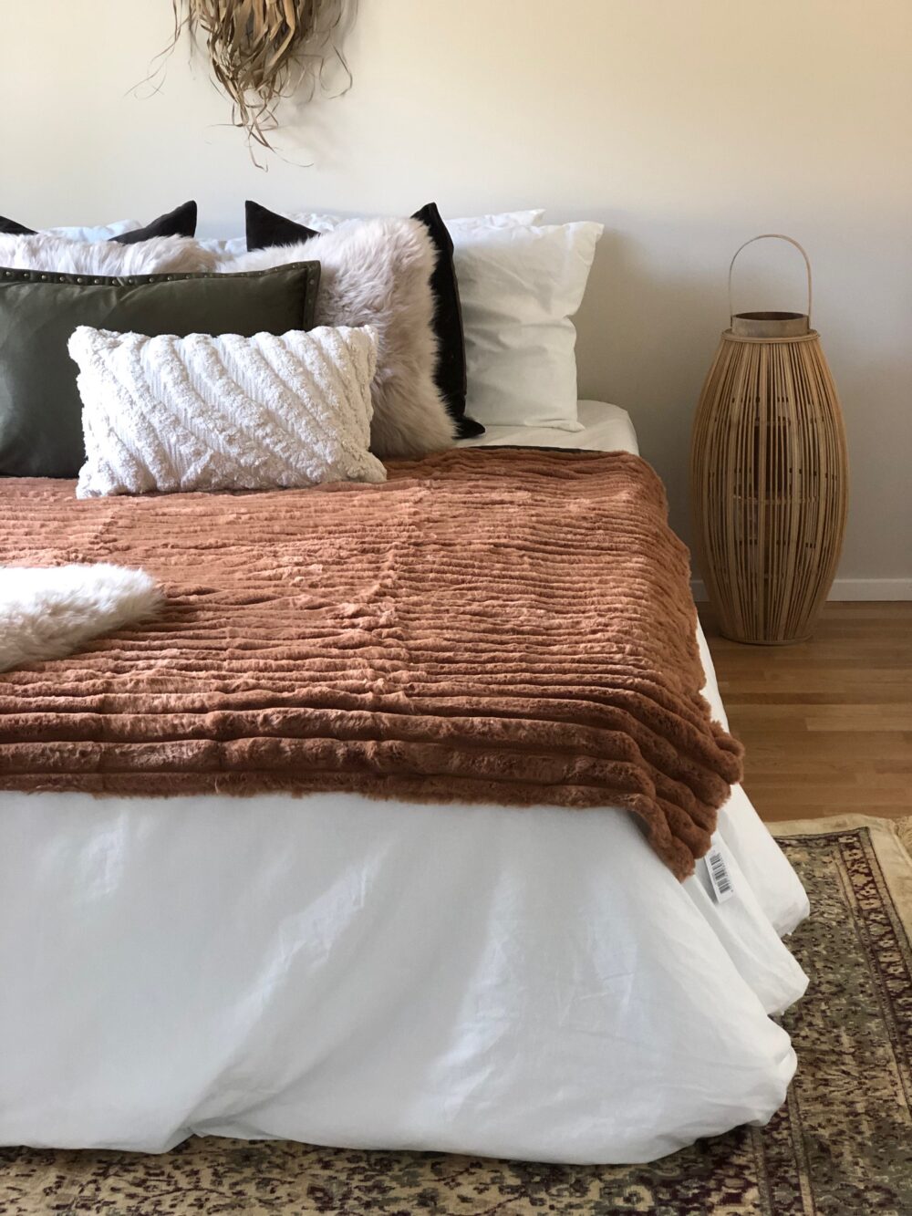 Snugg tekstiilit, Wuzzy torkkupeitto, sisustustyynyt